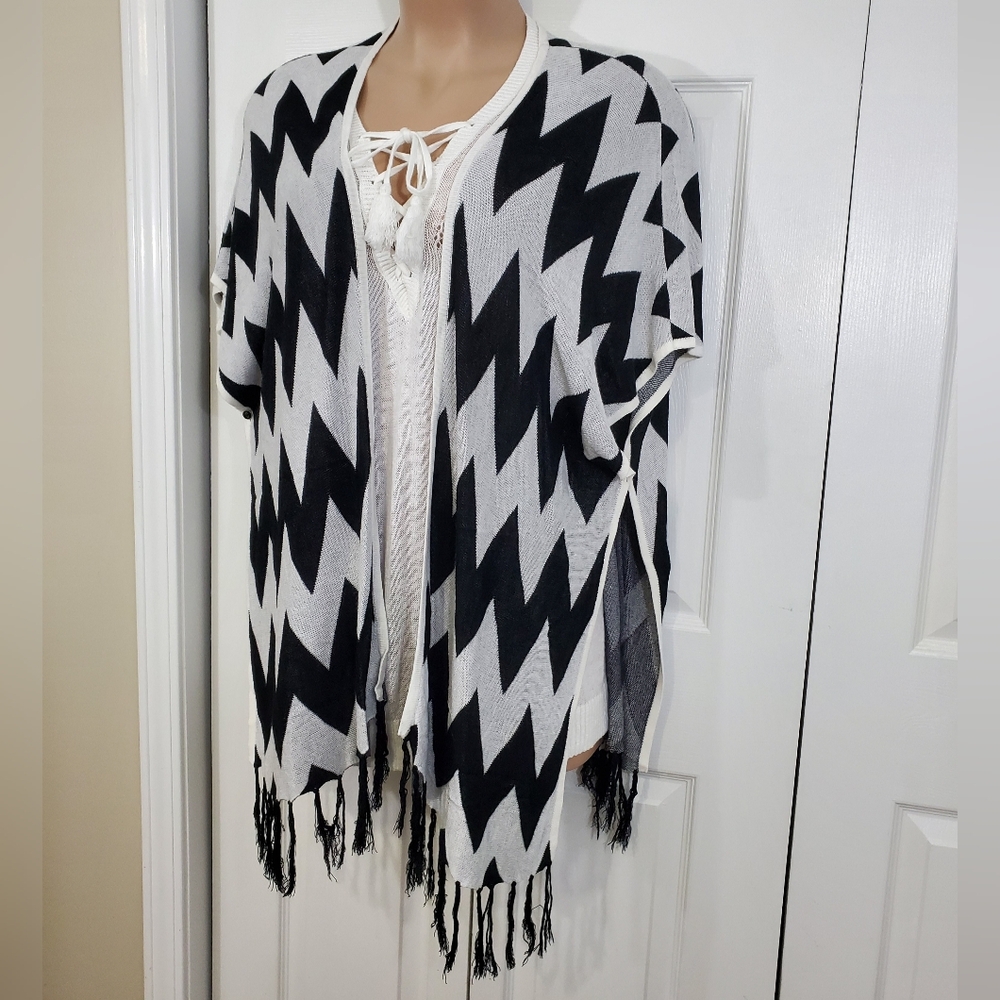Torrid Chevron Ruana Kimono Duster Poncho Cardigan Fringe Knit 2/3 Black & White - Picture 4 of 13